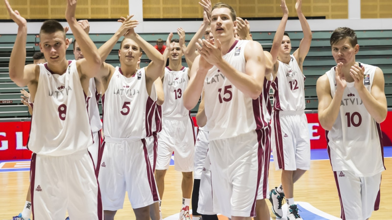 Dāvis Gūtmanis (#8) ar komandas biedriem pateicas līdzjutējiem
Foto: fiba.com