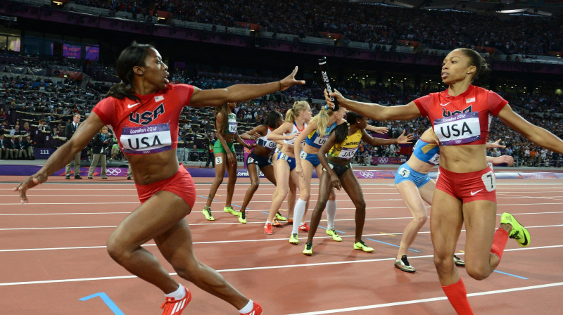 2012. gada 11. augusts, Londona: Elisona Fēliksa (pa labi) pirms 4x400 metru stafetes pēdējā posma nodod kociņu Frensenai Makkororijai (Francen Mccorory)
Foto: AFP/Scanpix