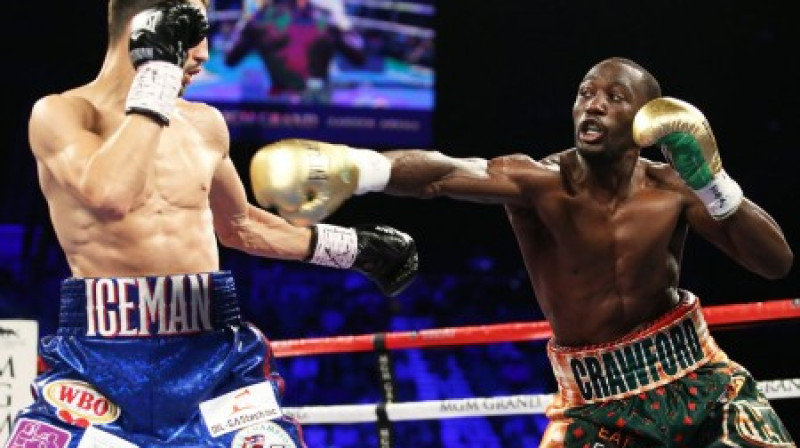 Terenss Kraufords (no labās) cīņā ar Viktoru Postolu
Foto: Top Rank