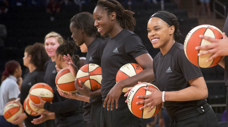 "New York Liberty" spēlētājas "Adidas" melnajos iesildīšanās kreklos pirms 13. jūlija spēles pret "Atlanta Dream"
Foto: AP/Scanpix