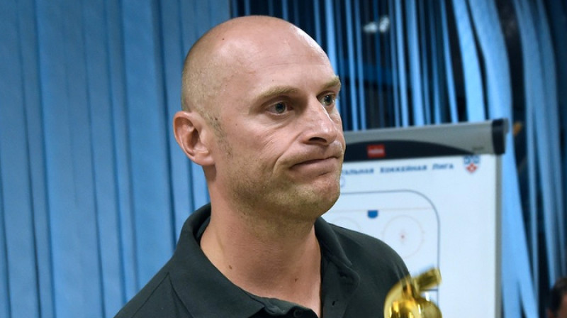 Eduards Odiņš saņem balvu 
Foto: KHL