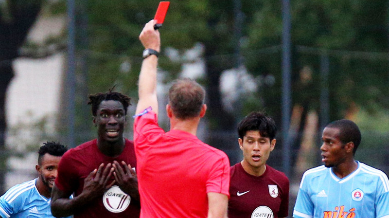 Abdulajs Diallo tiek noraidīts no laukuma
Foto: Nora Krevneva, f64