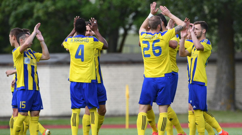 "Ventspils" prieki
Foto: Romāns Kokšarovs, f64