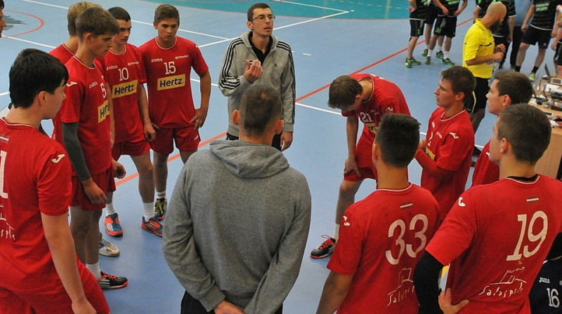 Arnolds Straume (centrā) un U-18 handbolisti
Foto: Romualds Vambuts