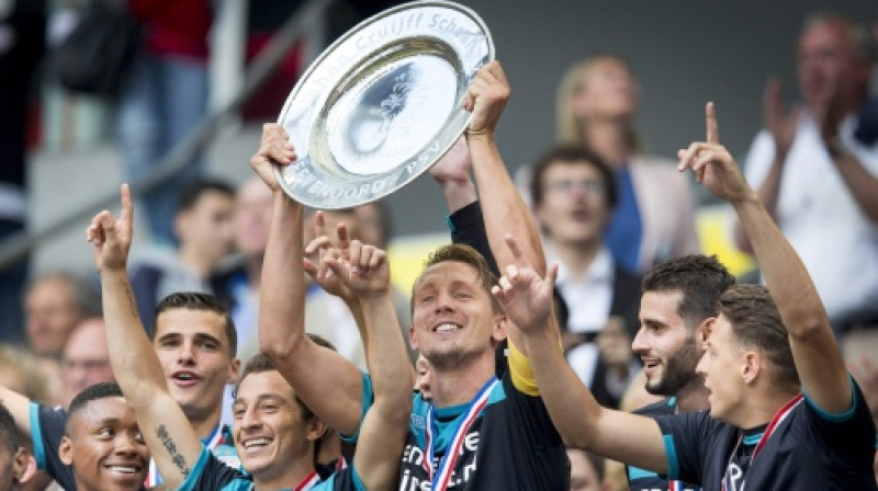 PSV "Eindhoven" ar iegūto trofeju
Foto: AFP/Scanpix