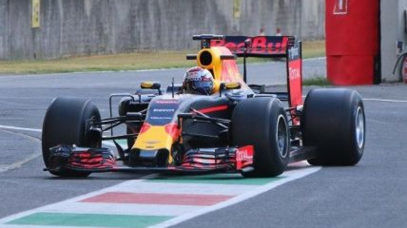 "Red Bull" ar jaunajām "Pirelli" riepām
Foto: Red Bull Racing