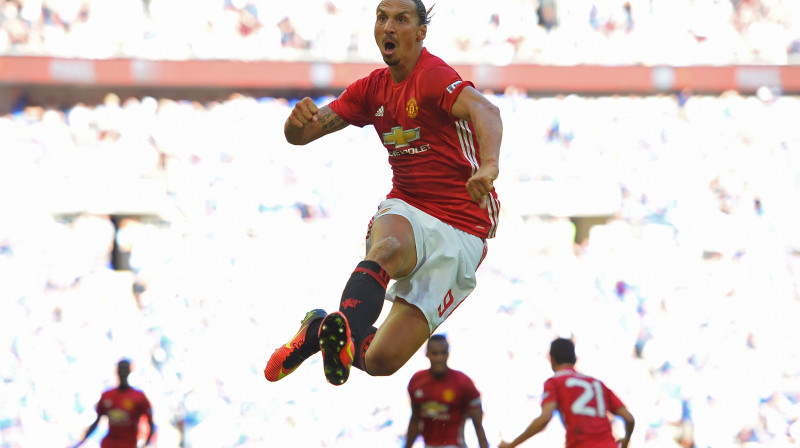 Zlatans Ibrahīmovičs: uzvaras vārti un izcīnīta trofeja debijas spēlē "United" rindās 
Foto: AFP/Scanpix