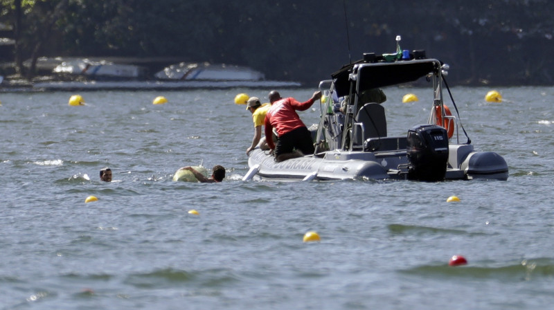 Milošs Vašičs un Nenads Bediks saņem glābēju palīdzību 
Foto: AP/Scanpix