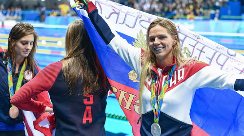 Amerikānietes un Jūlija Jefimova 
Foto: Aleksandrs Viļfs, rsport.ru