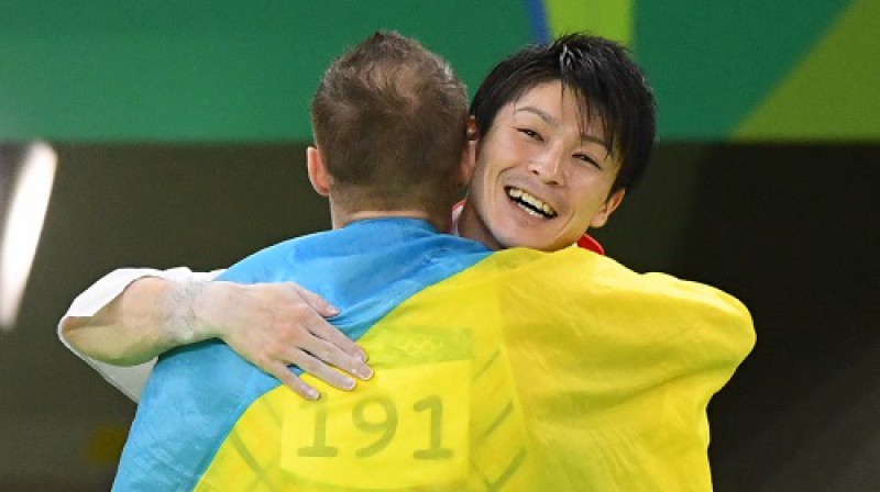 Uzvarētājs Kohei Učimura un sudraba ieguvējs Oļegs Verņajevs apskaujas par spīti neviennozīmīgajam tiesnešu lēmumam
Foto: Sipa Usa / Scanpix