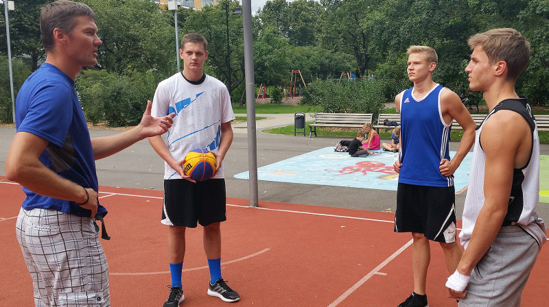 Treneris Normunds Feierbergs (no kreisās) sarunā ar Latvijas U-18 izlases spēlētājiem
Foto: Renārs Buivids (LBS)