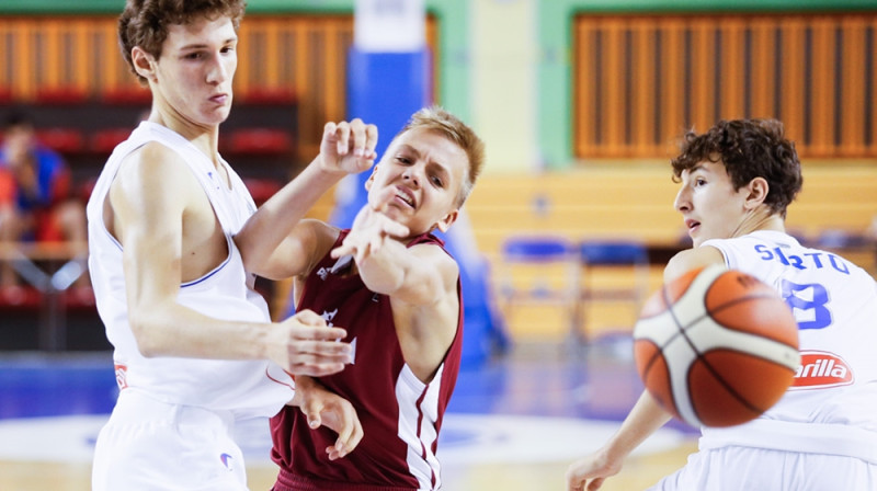 Artūrs Žagars: 17 punktu, 8 rezultatīvās piespēles un Latvijas U16 izlases uzvara pār Itālijas kadetiem.
Foto: FIBA.com