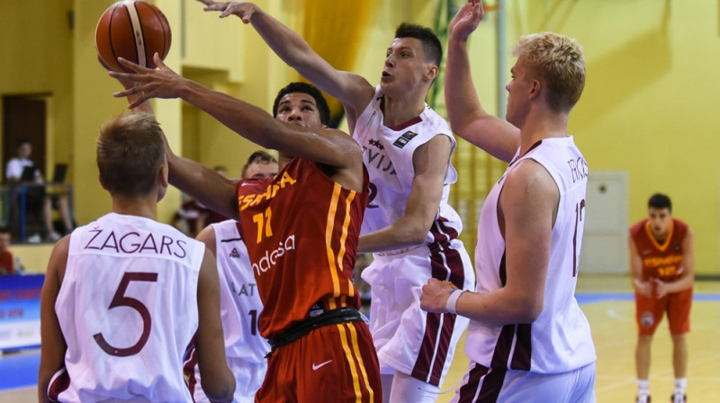 U16 puišu izlase: Spānijas kadetu uzbrukumu apturēt šoreiz neizdevās.
Foto: FIBA.com