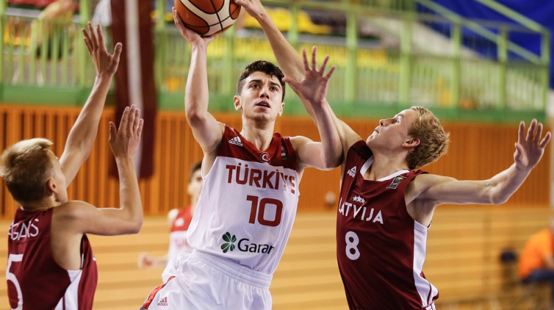 Latvijas U16 izlase neatrada pretzāles Turcijas kadetu komadai un tās līderim Erajam Akjuzam. 
Foto: FIBA.com