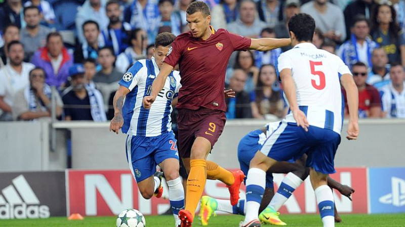 Edins Džeko ''Porto'' spēlētāju ielenkumā
Foto: AP/Scanpix