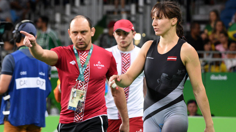 Treneris Ahto Raska un Anastasija Grigorjeva
Foto: Romāns Kokšarovs, F64
