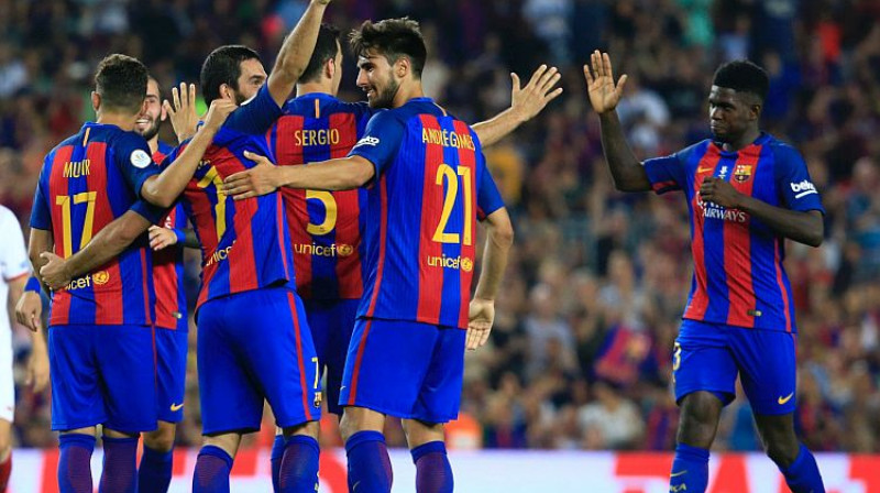 Barselonas futbolisti atzīmē Ardas Turana vārtu guvumu 
Foto: AFP/Scanpix