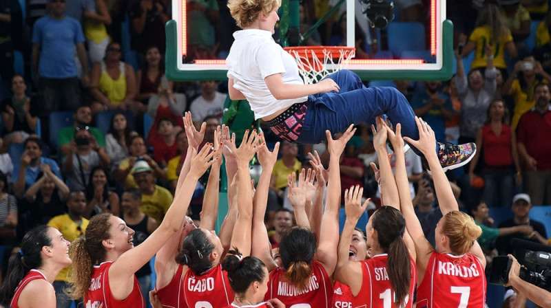 Serbijas basketbolistes un galvenā trenere Marina Maļkoviča
Foto: fiba.com