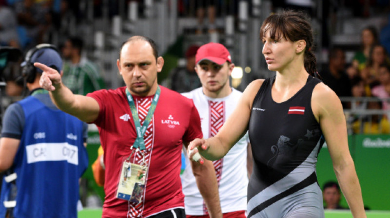 Treneris Ahto Raska un Anastasija Grigorjeva
Foto: Romāns Kokšarovs, F64