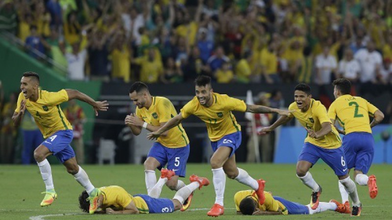 Brazīliešu futbolisti mirkli pēc Neimāra realizētās pendeles
Foto: AP/Scanpix