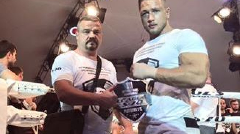 Daniels Riekstiņš (no labās) pēc cīņas kopā ar treneri Edmundu Ķirsi
Foto: Kamakura MMA