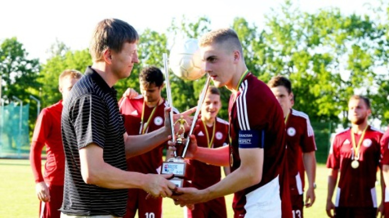 Vladislavs Gutkovskis ar Baltijas kausu
Foto: LFF.lv