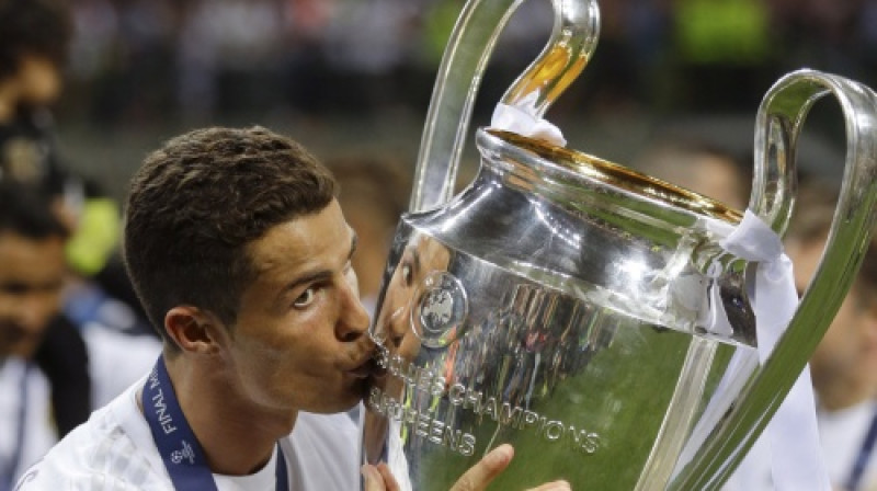 Krištianu Ronaldu ar Čempionu līgas kausu
Foto: AP/Scanpix
