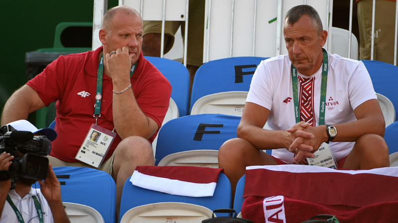 Aizsardzības ministrs Raimonds Bergmanis un LOK ģenerālsekretārs Einars Fogelis pludmales volejbola spēles laikā. 
Foto: Romāns Kokšarovs/f64