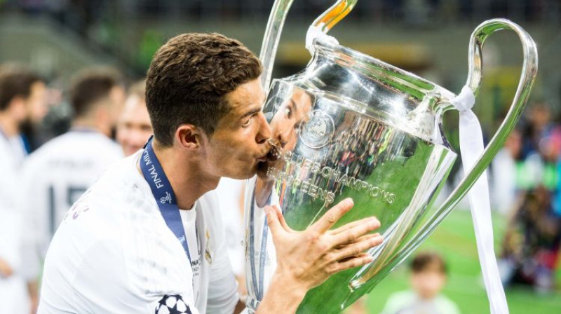 Krištianu Ronaldu ar Čempionu līgas kausu
Foto: SIPA/Scanpix