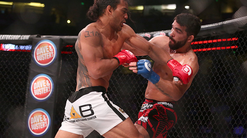 Bensons Hendersons (no kreisās) cīņā ar Patrisio Freiru
Foto: sherdog.com