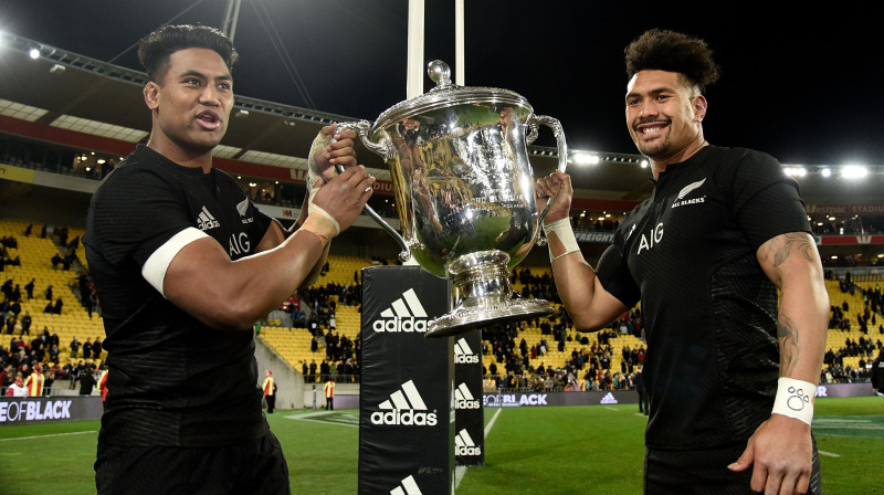 Brāļi Džulians un Ārdijs Saveas ar Bledislo kausu.
Foto: AFP/Scanpix