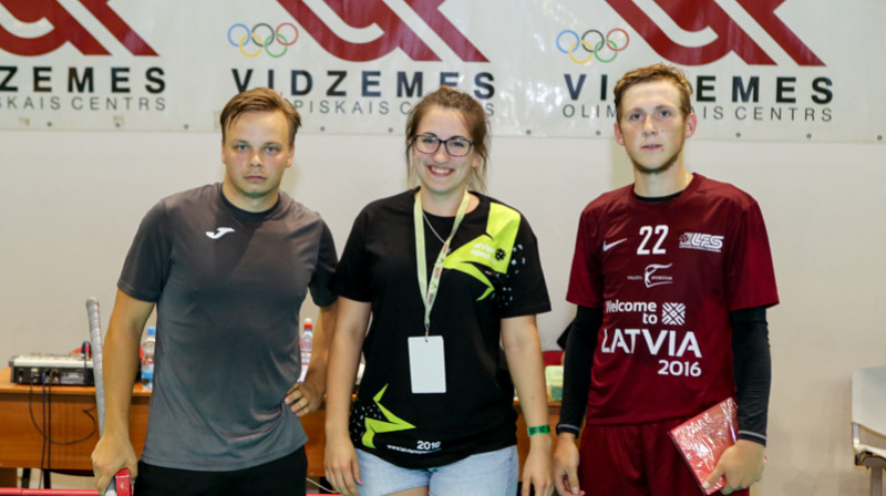 Rolands Kovaļevskis (no labās) ar labākā spēlētāja balvu
Foto: Ritvars Raits, floroball.lv