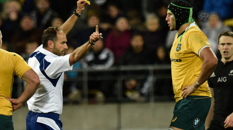 Adams Kolmens saņem dzelteno kartīti.
Foto: AFP/Scanpix