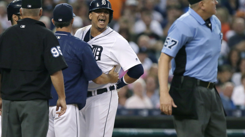Viktors Martinezs tiek pavadīts prom no laukuma.
Foto: APTOPIX/Scanpix