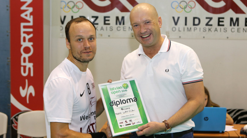 Izlases kapteinis Ingus Laiviņš "mazā bilžu rāmītī" saņēma diplomu par 4.vietu
Foto: Ritvars Raits, floorball.lv