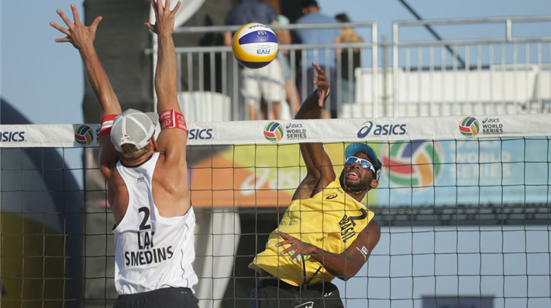 Jānis Šmēdiņš cenšas bloķēt pretinieku 
Foto: FIVB