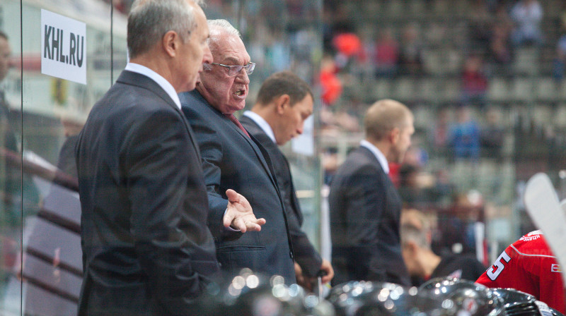 Nikolajs Solovjovs (vidū ar brillēm) brīvs pēc trim mačiem jaunajā sezonā 
Foto: metallurg-nk.ru