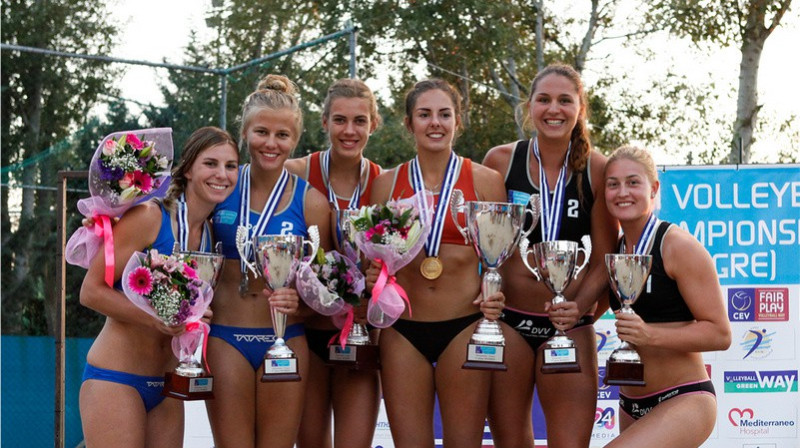 Tīna Graudiņa un Anastasija Kravčenoka uz pjedestāla U22 Eiropas čempionātā 
Foto: cev.lu