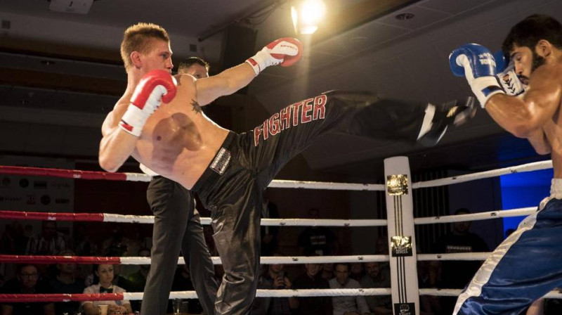 Aleksandrs Jakobsens (no kreisās) cīņā ar Eduardu bernadau
Foto: Bergen Kickboxing Klubb