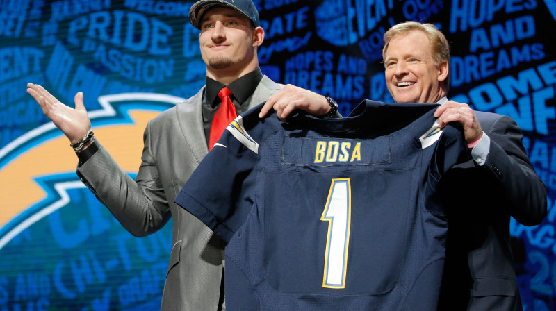 Džoijs Bosa (no kreisās) NFL drafta laikā.
Foto :AFP/Scanpix