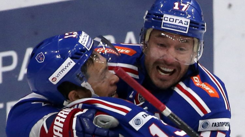 Pāvels Dacjuks un Iļja Kovaļčuks pamatlaika beigās varēja līksmot par 5:5, bet pēcspēles metienos tomēr uzvarēja "Ak Bars"
Foto: Alexander Demianchuk/TASS/Scanpix