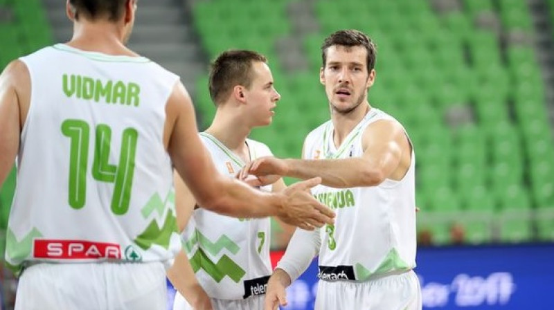 Gorans Dragičs saņem komandas biedra sveicienu 
Foto: kzs.si