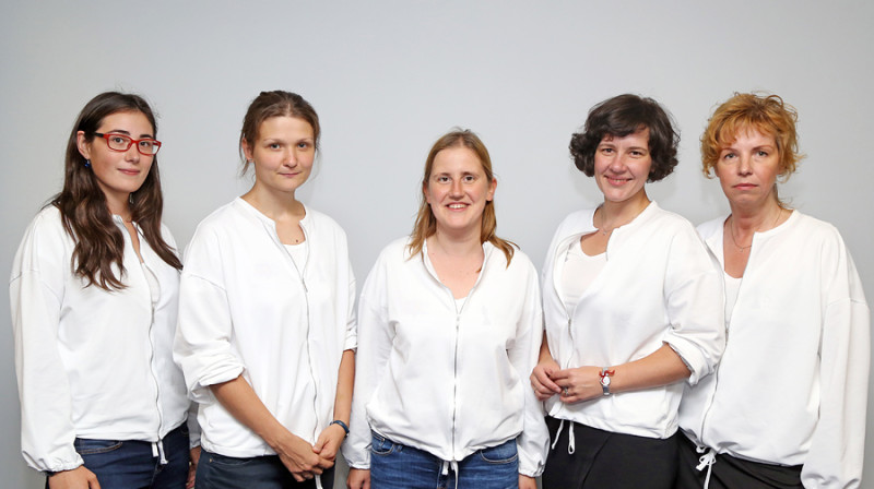 Latvijas sieviešu izlase (no kreisās): Elīna Otikova, Laura Rogule, Ilze Bērziņa, Dana Reizniece-Ozola un Ingūna Erneste 
Foto: Latvijas Šaha Federācija