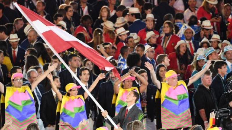 Māris Štrombergs ar Latvijas karogu
Foto: Romāns Kokšarovs/f64