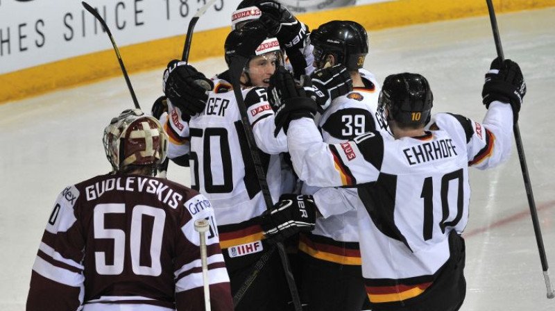 Kristers Gudļevskis un Vācijas izlases hokejisti
Foto: Romāns Kokšarovs/F64