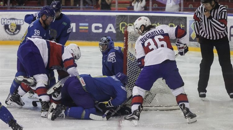 Matss Cukarelo Kazahstānas vārtu tuvumā
Foto: IIHF