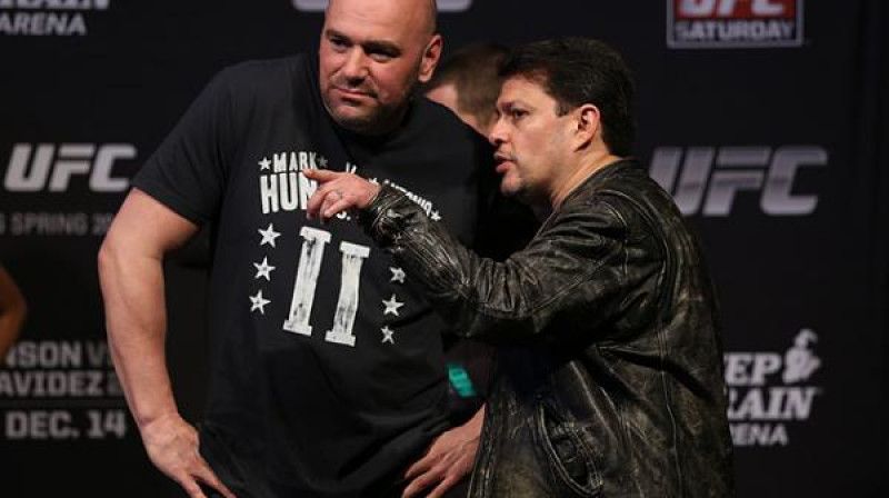 Džo Silva (no labās) kopā ar UFC prezidentu Denu Vaitu
Foto: lowkickmma.com