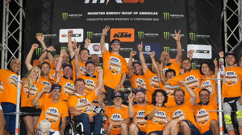 KTM komanda līksmo
Foto: @KTM_Racing