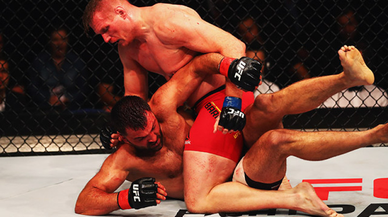 Džošs Barnets (augšā) cīņā ar Andreju Arlovski
Foto: sherdog.com
