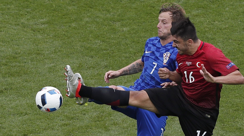 Ivans Rakitičs un Ozans Tufans
Foto: AP/Scanpix